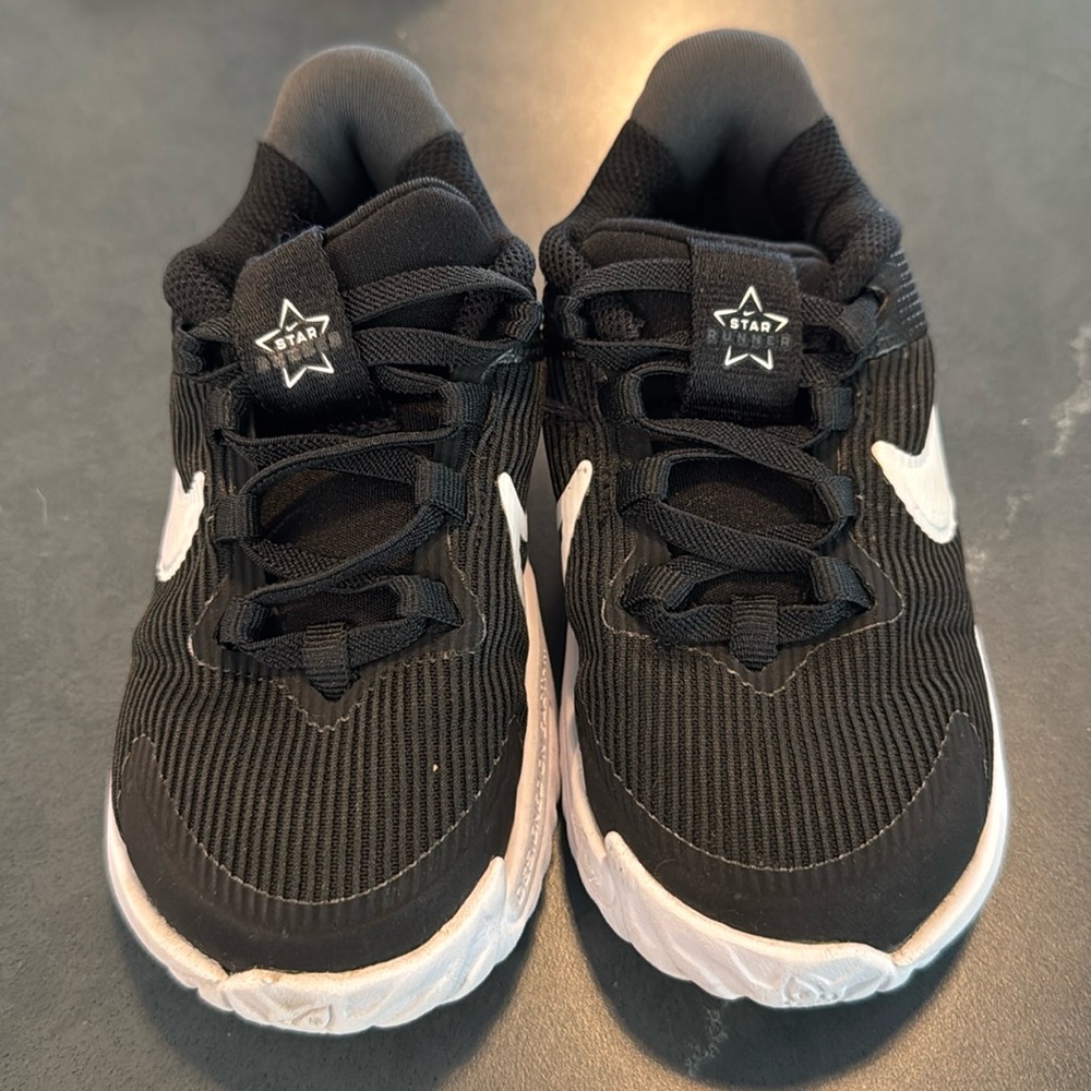 Nike Star Runner 4 Boys or Girls DX7616-001 (Black/White-Anthracite), Size 7.5